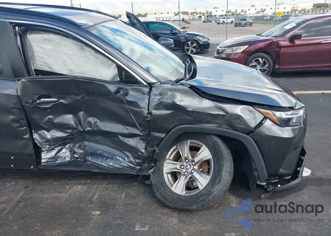 2022 Toyota Rav4 Xle z USA, uszkodzony, nr VIN 2T3W1RFV5NC186122